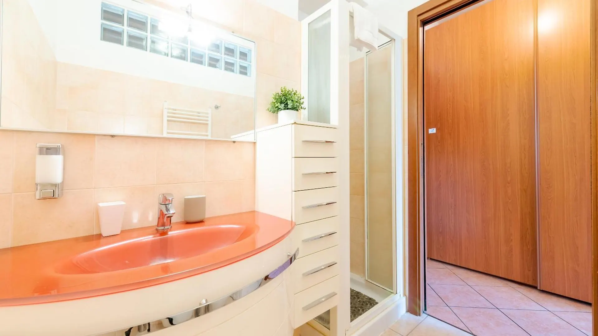 Guest Planet - Rosso Milano Apartment - Navigli Area 0*, 밀라노 이탈리아